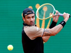 Gwiazdor wygrał mecz i upadł z bólu. Amerykański bombardier lepszy od rodaka