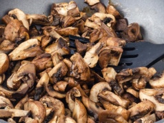 Dodaj ten składnik podczas smażenia, a pieczarki będą smakować jak leśne grzyby. Wystarczy ten trik!