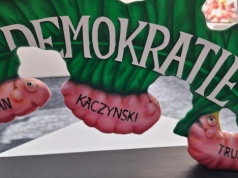 Kontrowersyjna wystawa w PE. Kaczyński, Putin i Trump jako larwy pożerające demokrację