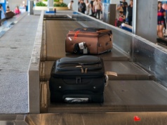 Dlaczego lepiej nie podróżować z czarną walizką? Ten powód jest naprawdę szokujący