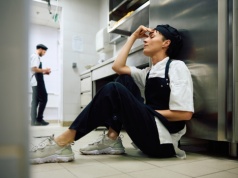 Prekaryzacja i wyzysk, czyli praca dodatkowa w Polsce. Karolina najgorszy koszmar przeżyła „na zmywaku” i jako pomoc kuchenna. „Chaos i brak szacunku”