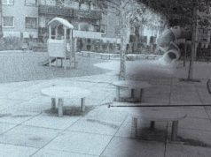 Zniszczyli ławkę na placu zabaw