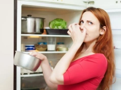 Wlej do miski i postaw w kuchni. Po 10 minutach zniknie zapach smażenia, dymu i śmieci