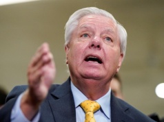 To on namówił Trumpa do ataku. "Nie było takiej bójki, której nie chciałby zamienić w nalot bombowy"