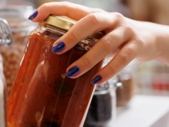 Nie możesz odkręcić słoika? Nie męcz się, ten patent to hit. Zakrętka puści praktycznie sama