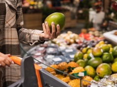 Biedronka promuje mango, które przyleciało samolotem. Jak smakuje?