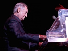 Neil Sedaka znowu na szczycie. Odtworzenia utworów wzrosły o 700 proc. po jego śmierci