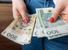 Polacy coraz więcej oszczędzają. Na co? "Trzeba mieć zaskórniaki"