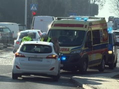 Potrącenie seniorki na rozwidleniu ulic Sobieskiego i Emilii Plater. Kierująca została oślepiona słońcem