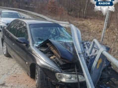 17-latek nie zatrzymał się do policyjnej kontroli o wjechał w wiadukt. Na fotelu pasażera 16-latek