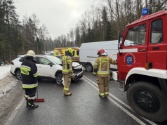 Zderzenie osobowej Toyoty z dostawczym Fiatem. Kobietę zabrała karetka