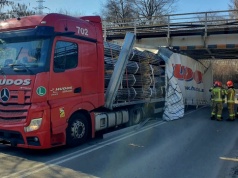 Ciężarówka utknęła pod wiaduktem. Kierowca się przeliczył
