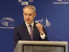 Fala fake newsów zalała Polskę. Gawkowski uderza w platformy