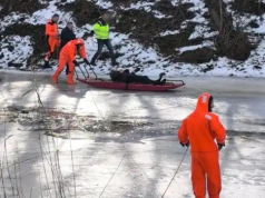 Pieniężno: Akcja ratunkowa na rzece Wałsza. Pod mężczyzną załamał się lód