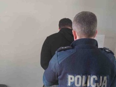 Zaniedbane i niedożywione dwumiesięczne niemowlę odebrane rodzicom. Ojciec rzucił się z nożem na policjanta