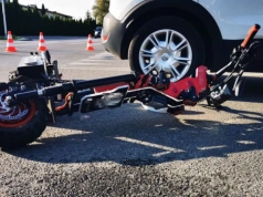 Sezon rozpoczęty. Nastolatek na hulajnodze elektrycznej uderzył w samochód