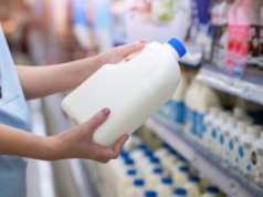 Nie każde mleko jest zdrowe. Ekspertka ostrzega przed popularnym wyborem