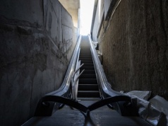 Budowa metra M2 nabiera tempa. Na stacjach pojawiają się schody ruchome i windy