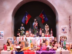 Co dzieje się pod wodospadem na Haiti? Trans, naga kąpiel i modlitwy