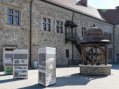 Odrestaurowana i zrekonstruowana zabytkowa studnia na dziedzińcu zamku w Sanoku (wideo)