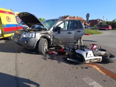 Wyjeżdżał z bocznej uliczki, w bok jego auta uderzył motocyklista. Kierowca Land Rovera uniewinniony