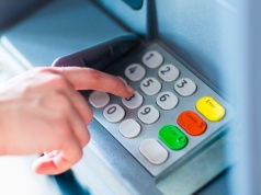 Masowe wypłaty gotówki z bankomatów. Polacy zabierają swoje oszczędności, eksperci jednak ostrzegają