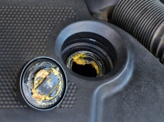 Zaglądają pod korek oleju i widzą "majonez". Kierowcy często nie wiedzą, co to naprawdę oznacza