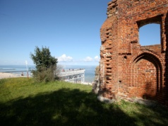 Mieszkańcy przegrali bitwę. Morze zabrało kawałek wsi. Dziś zjeżdżają tu tłumy