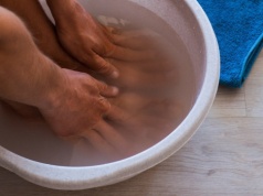 Wymocz w tym paznokcie. Urosną szybciej i nie będą się łamać