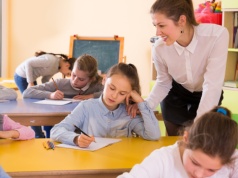 25-letnia nauczycielka o zarobkach. Mówi, ile udaje jej się oszczędzić