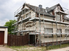 Sąsiad wejdzie nam do mieszkania i na działkę. Nawet bez naszej zgody