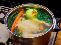 Rosół jak u babci. Ten garnek wydobędzie z niego maksimum smaku