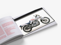 Suzuki wydało album o historii swoich motocykli. Dostaniesz go przy odbiorze nowej maszyny