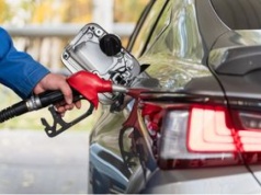 Zarobki sprzedawców na stacjach paliw. Tyle dostają "na rękę"