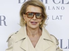 Zapomnij o granatowych jeansach. Wiosną modny będzie inny kolor. Racewicz już go nosi