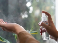 Dodaj kilka kropli do wody i spryskaj pościel. Sypialnia pachnie jak wiosenny ogród