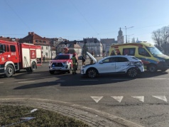 Zderzyli się z wozem strażackim. Utrudnienia na skrzyżowaniu