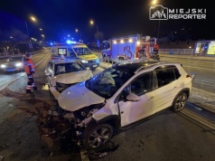 76-latka jechała “pod prąd” Trasą Łazienkowską. Zderzyła się czołowo z autem przewozu osób