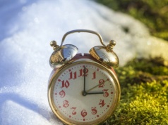 Śpimy o godzinę krócej. W który weekend marca jest zmiana czasu na letni?