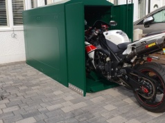 Motocykl stoi pod blokiem? Brytyjczycy mają na to pomysł