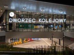 Na środku dworca postawili budę. Zaserwowali powrót do przeszłości