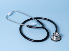 Spór o koronera w Polsce. Lekarze POZ apelują do premiera o zmianę przepisów