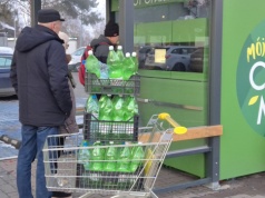 Czesze na butelkach 300 zł tygodniowo. Znalazł sposób na łatwy zarobek