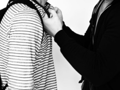 Częstochowa. 15-latek zaatakowany przez rówieśników w sklepie. Pomógł policjant, który w czasie wolnym robił zakupy