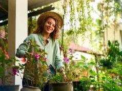 Chcesz, by twój ogród przez cały sezon był pokryty kwiatami? Posadź te gatunki