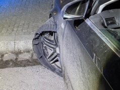 Audi bez opony i z wybita szybą w centrum Krakowa. W aucie spał mężczyzna