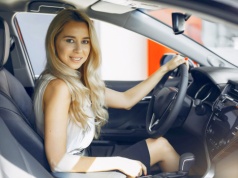 Kobiety stawiają na funkcjonalność: Dlaczego wideorejestratory Mio to idealny wybór dla pań?