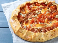 Orkiszowa tarta galette z warzywami i fetą – prosty przepis bez formy