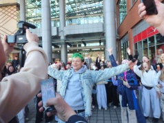 Tłum fanów przed Bonarką w Krakowie. Youtuber spóźnił się na spotkanie ponad godzinę