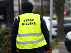 Częstochowa. Mężczyzna w nocy dewastował prętem elewację budynku